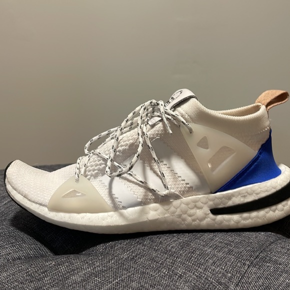 Adidas sneakers size 7 - Picture 3 of 3